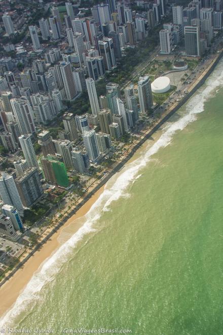 Imagem do alto da orla da Praia de Boa Viagem.